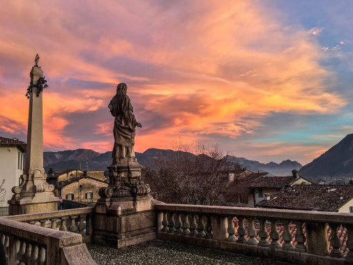 Atmosfera quasi surreale, in una sera d'inverno, presso la Basilica Santa Maria Assunta di Clusone.