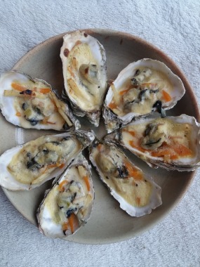 Huitres  chaudes gratinées, sabayon et poireau confit.