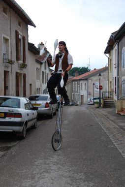 Jonglage sur monocycle girafe