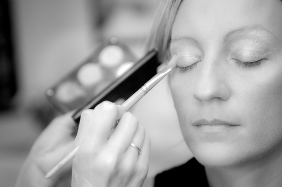 Séance de maquillage.