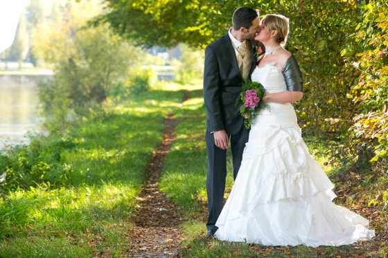 Sandrine et Olivier, un portrait romantique le long de la Meuse. Cela ne se voit pas sur l'image, mais 3 flashes télécommandés sont utilisés pour donner la lumière et le contraste nécessaires.