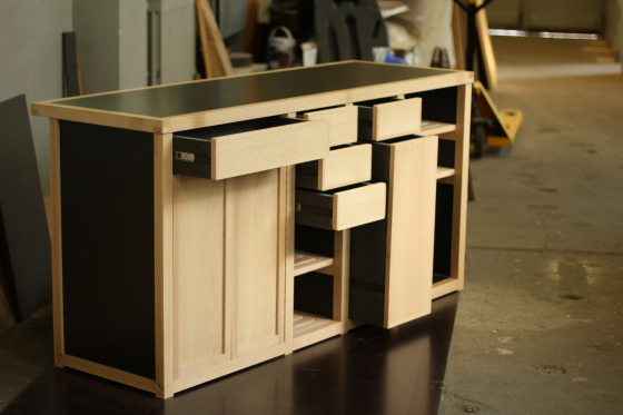 Meuble de salle de bain sur mesure (hêtre massif et mdf hydro noir)