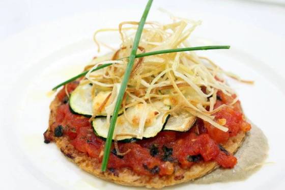 Tartaleta de calabacín, tomate fresco y queso de cabra