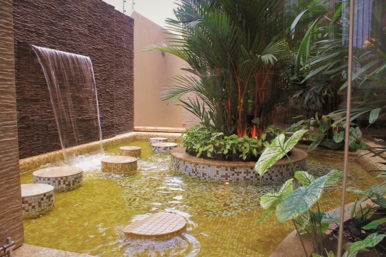 Jardín con espejo de agua