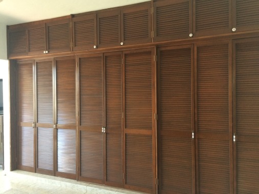 Closet en tono nogal