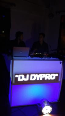 Nueva idea corporativa Cabina Dj portatil incluido pantalla publicitaria.