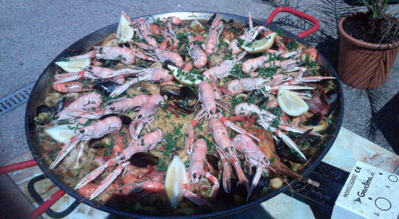 paella royale faite maison.
en général tous les 1er vendredis du mois plats unique ( tête de veau, potée bretonne , tajine d'agneau, paella etc...
