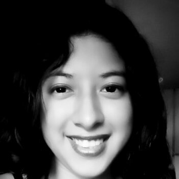 Señorita Auxiliar De Enfermeria