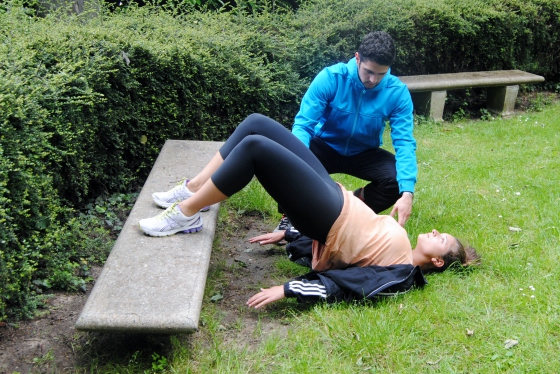 Séance en extérieur. Travail avec éléments naturels. Ici exercice "Bridge" pour travailler les ischio-jambiers ainsi que les fessiers.