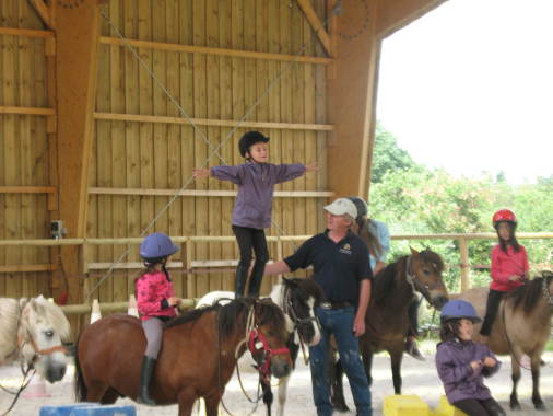 accueil des enfants à partir de deux ans, pour du plaisir avec des poneys éduqués et calmes