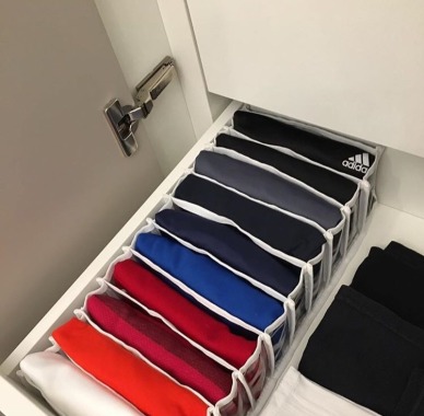 Tenha uma gaveta muito mais prática e organizada usando esssa colmeia otimizadora de espaço. 
