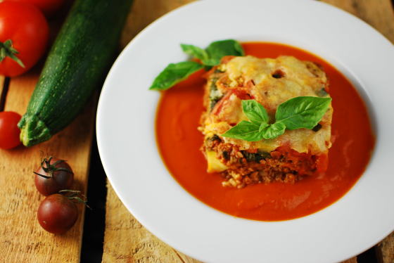 Lasagne przekładane plastrami cukinii i kaszą bulgur z serem mozzarella