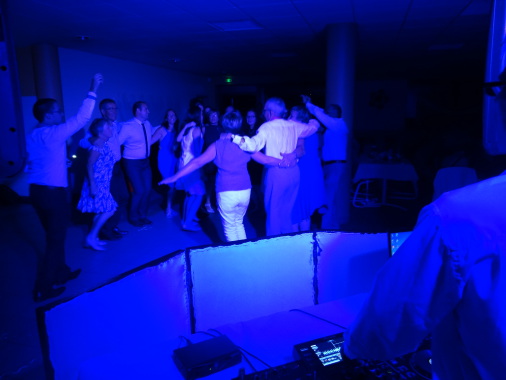 ambiance festif et lumineuse choisissez  vos couleur de salle.....