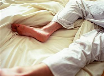 Jambes sans repos: On obtient une bonne amélioration en combinant les techniques de fascia-thérapie, en changeant l'alimentation et la gestion des émotions; et en compensant les carences en nutriments stratégiques pour l'influx nerveux.
