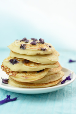 Pancakes aux violettes cristallisées