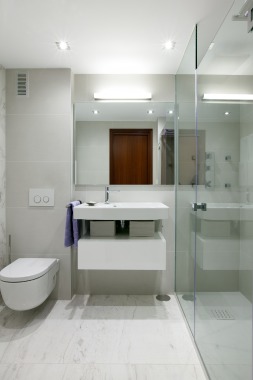 Baño con marmol a libro