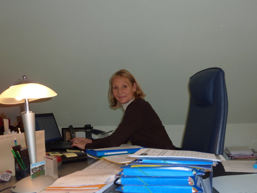 l'expert comptable à son bureau MARIE CHRISTINE FONTAINE FOLOPPE