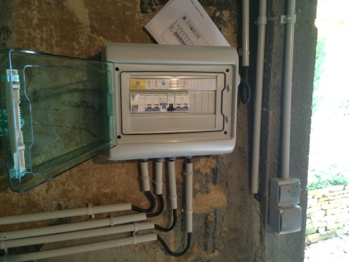 Pose de boitier électrique et raccordement pour une piscine et éclairage extérieur