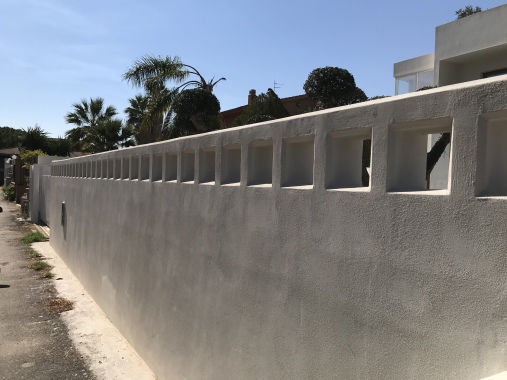 Particolare del muro di cinta di una villa bifamiliare a Solanto (Bagheria)