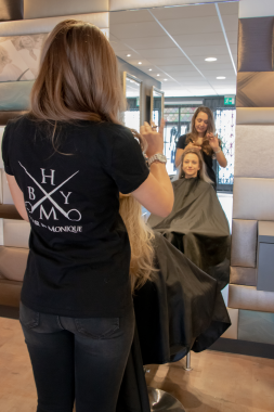 Een klant die geknipt wordt in onze kapsalon in Garderen