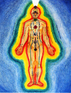 Une image assez précise du corps physique et des champs électromagnétiques humains. On l'oublie souvent, mais le corps humain est parcouru par de l'électricité (pensez seulement aux électro encéphalogramme; à l'électrocardiogramme), qui elle même parcoure un milieu où, par l'intermédiaire de particules de magnétites (dans l'hémoglobine), il y a un champ magnétique.
Toute les cellules de notre corps qui sont saines, sont des dipôles oscillants; calées sur la résonance de Schumann du champ magnétique terrestre. 
Les gens comme moi avons la sensibilité (affinée par des années de travail et de pratique) suffisante pour détecter des  variations dis harmonieuse des champs magnétiques humain. Il est possible, en utilisant le principe de la résonnance, de remettre en phase les parties des champs électro magnétiques humains qui ont perdu leur harmonie.
Il n'y a là rien de sorcier, rien de magique. C'est à peine plus simple que ce que nous faisons tous les jours quand nous affinons le bouton de "Tuning" de notre poste radio pour mieux capter une station radio.