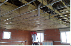 Un chantier de pose de laine de verre isover