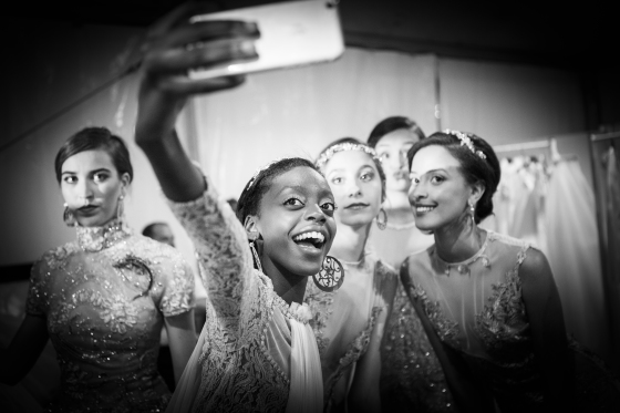 Selfie de las modelos antes de desfile de novia