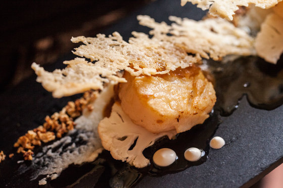 Signature Dish - Vieiras con Preparaciones de Coliflor, Curry y Parmesan