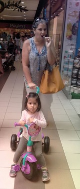 Sofía paseando en el mall