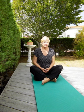 Posture de méditation la plus connue est la symbolique de l'union des forces positives et négatives de même que les dimensions de l'univers cosmique (l'union des corps).