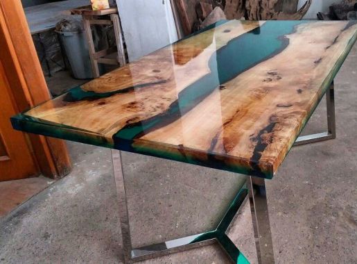 Nesse modelo podemos usar diversos tipos de madeira, pinheiro, pinos e até imbuia, pés com material de inox ou até ferro pintado.