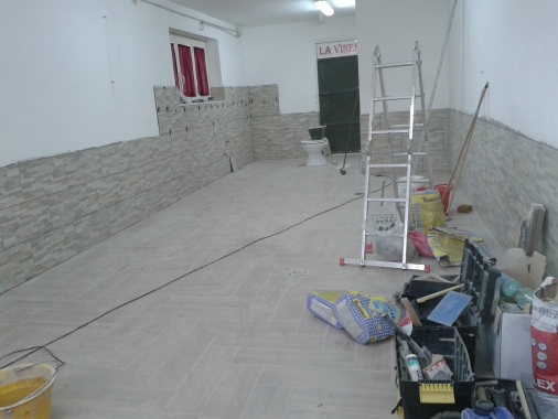 Pavimenti e rivestimenti con predisposizione angolo cottura di una cantina