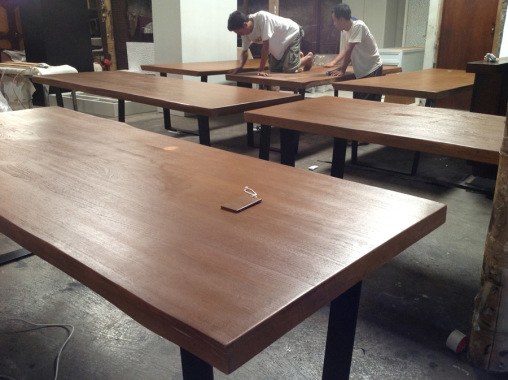 proses finishing meja untuk pesanan ke Hawaii