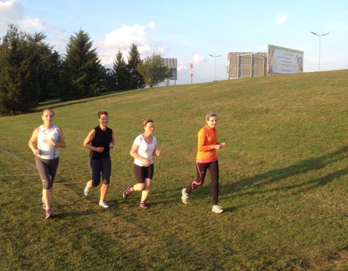 Les filles en pleine effort lors d'une séance de travail intermittent