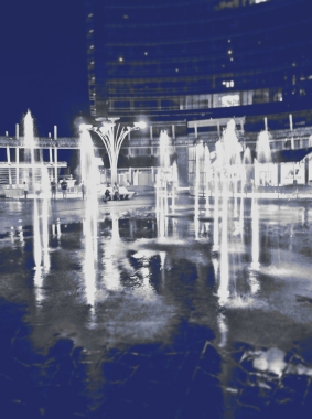 Piazza Gaia Aulenti, uno dei punti d'incontro più suggestivi a Milano.