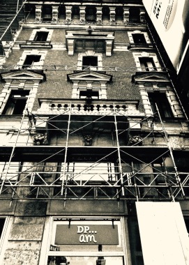 Visione dal basso. Nel centro di Milano lo scatto di uno degli edifici storici della città