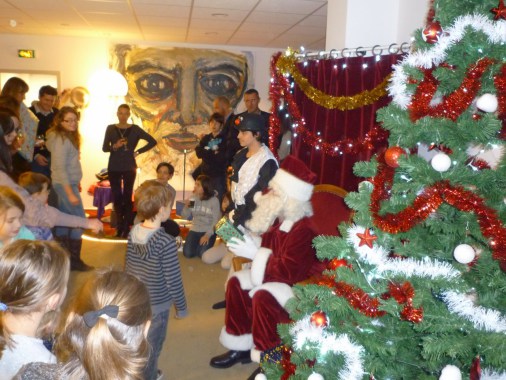 distribution de cadeau par le Père Noël