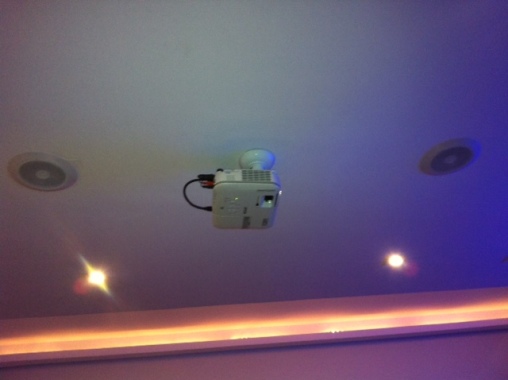 Criação de sala multimídia com som ambiente, microfonia, projetor e iluminação.