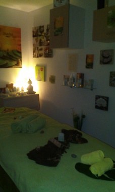 Cabine prête pour le rituel Aldabra avec gommage au thé matcha/coco et massage lomi lomi