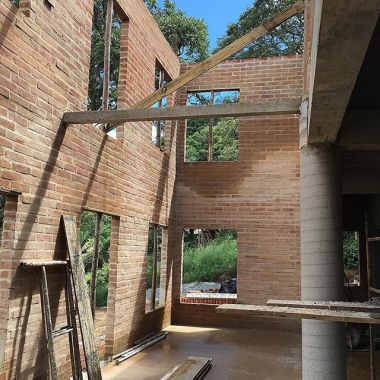 Obra em andamento. Nesta casa a alvenaria ficará aparente, dando um estilo rústico e aconchegante como o cliente solicitou. Toda a parte elétrica ficará aparente, com condutores a mostra. Quando estiver pronta vou postar!