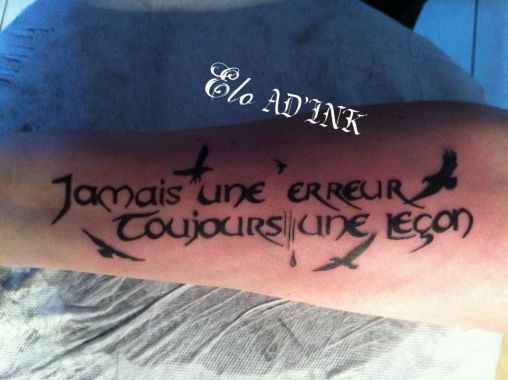 tatouage personnalisé phrase et envolé corbeaux