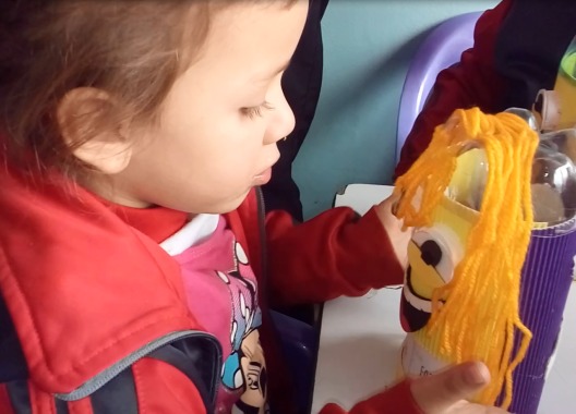 Los niños construyen su propio "YO" con material reciclable.