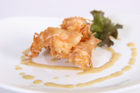 Camarones al coco con salsa tropical.