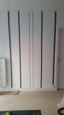 Décoration de bande sur le mur côté chambre