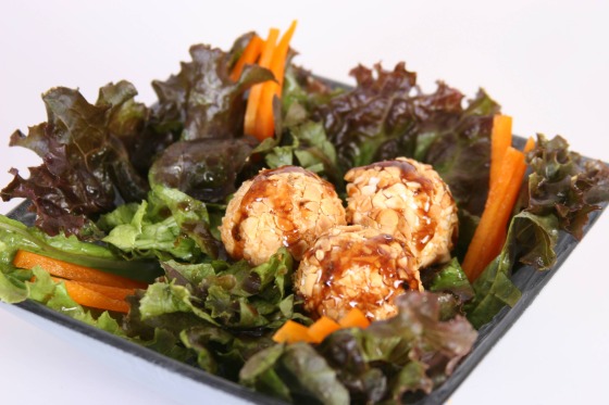 Ensalada de lechugas, queso de cabra con cacahuate y vinagreta de tamarindo.
