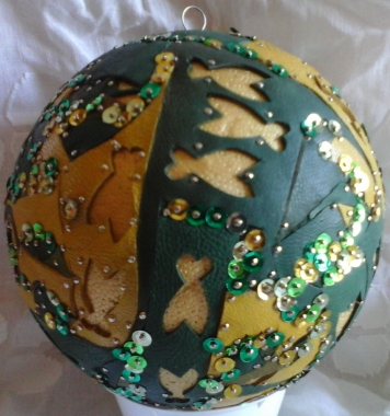 Des boules déco de 12 cm ornées de cigales découpées dans le cuir pour embellir un intérieur ou... un sapin de Noël !