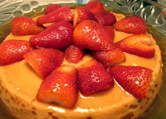 Flan napolitano con fresas y caramelo