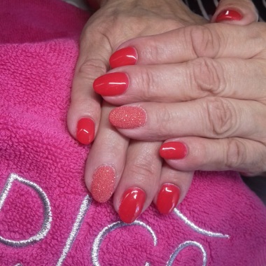 Gel polish avec effet sucre  sur annulaire