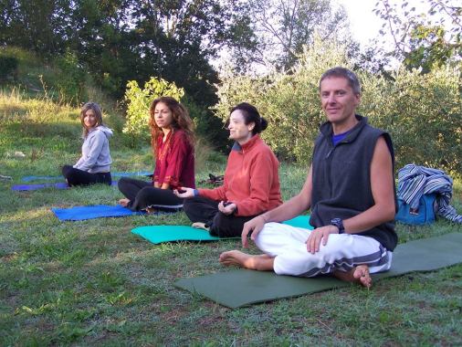 Fabio Valis con allieve della Scuola Atmanyoga