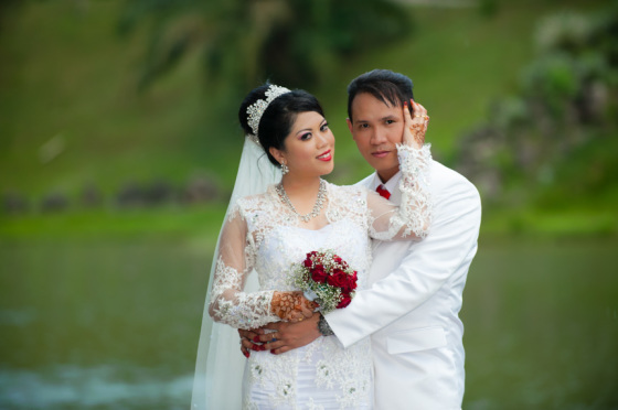 Wedding outdoor portraiture by http://ezaniphoto.com